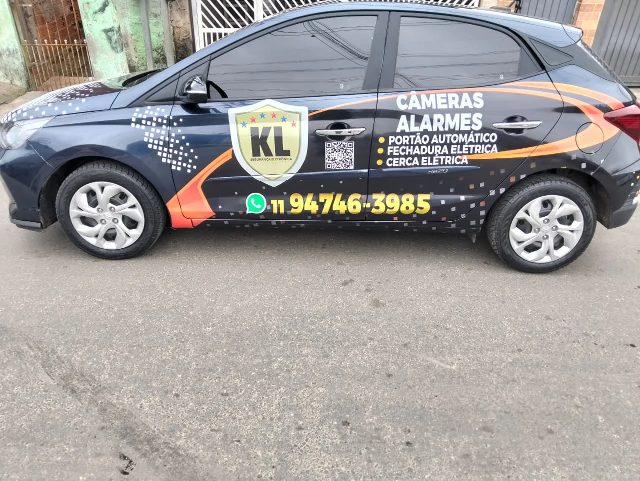 Veículo preto identificado da frota KL Segurança Eletrônica